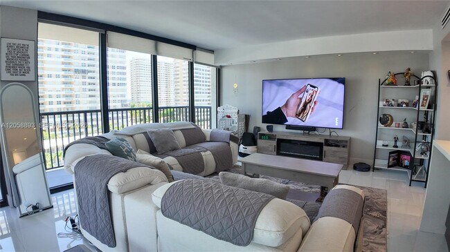 Building Photo - 2049 S Ocean Dr