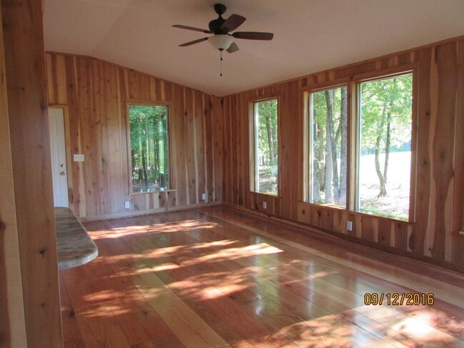 Building Photo - Beautiful Country Cabin