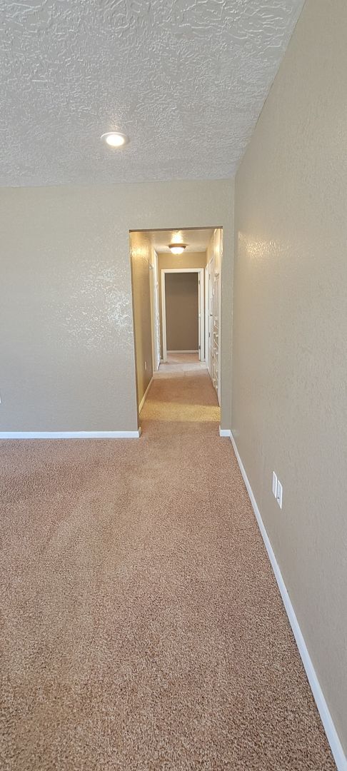 Building Photo - LARGE HOME WITH MANY UPDATES