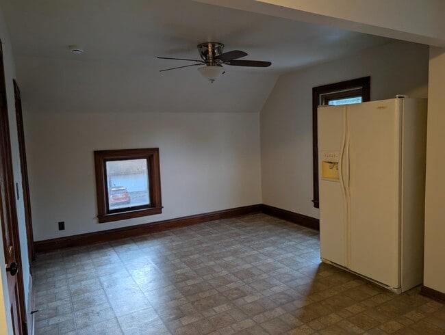 Building Photo - 206 Oak St