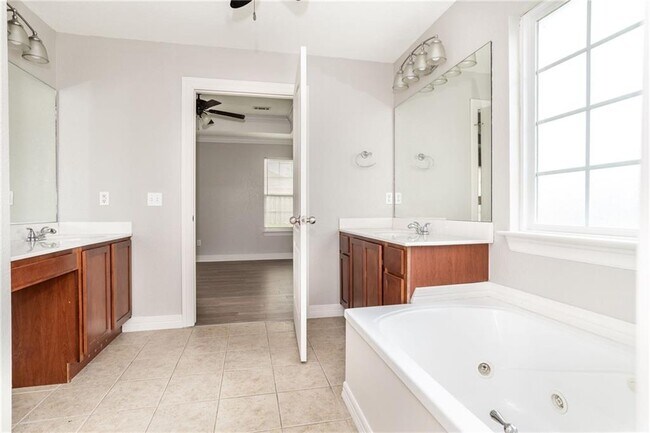 Building Photo - 611 Jack Perry Dr
