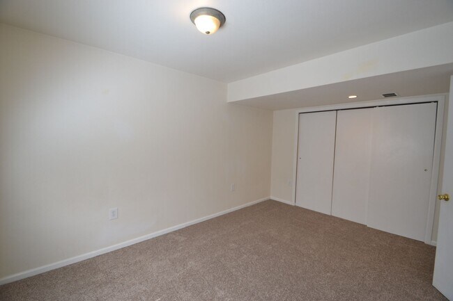 Building Photo - 5 Bed 3 Bath Ranch with Finished Basement
