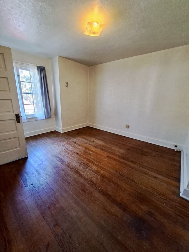 Building Photo - 44 E Parkwood Dr