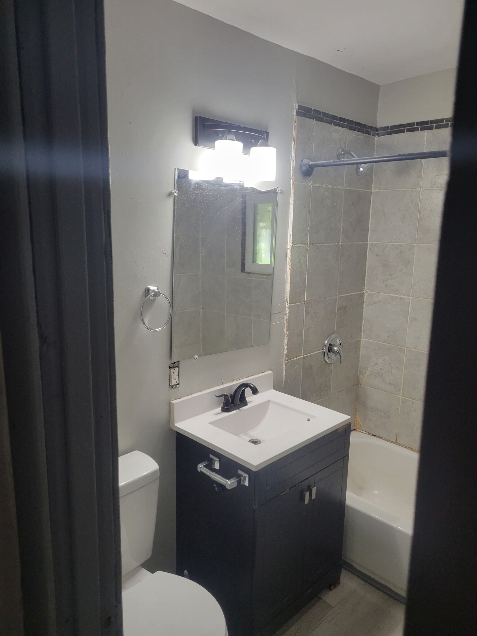 Main Bathroom (Full) - 2550 W Walnut St