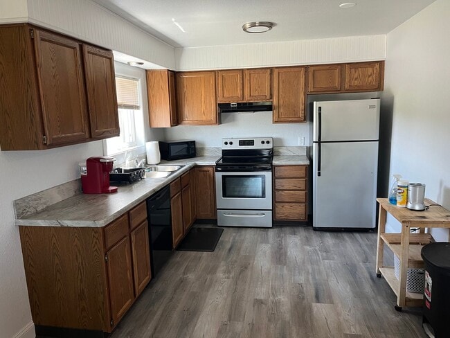 Building Photo - Charming Heights Condo