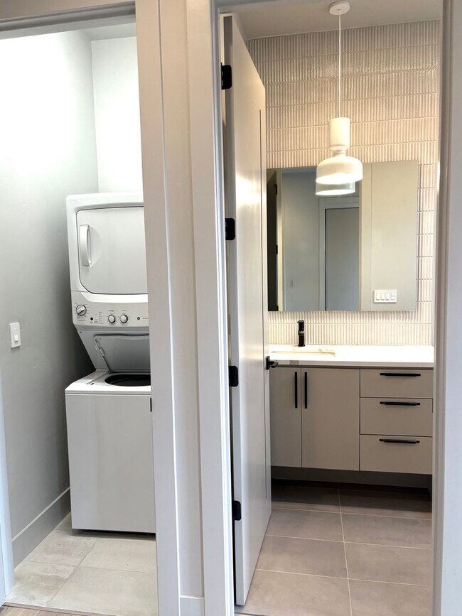 Building Photo - MOVE IN SPECIAL! One bedroom apartment on Bend's SW side. End Unit