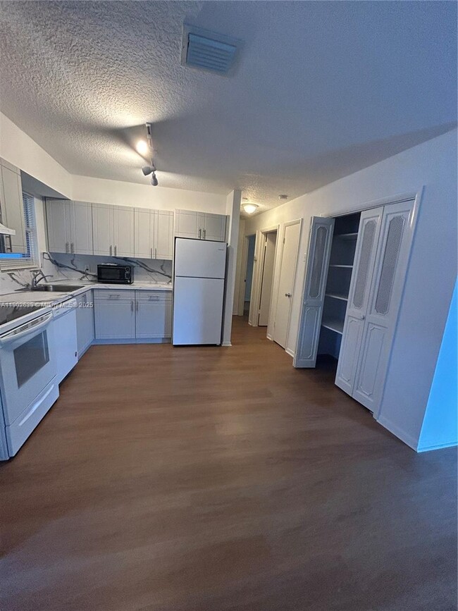 Building Photo - 305 Lewis Ln