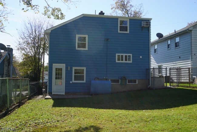 Building Photo - 16 Iroquois Ave