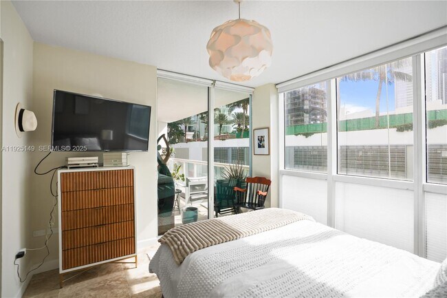 Building Photo - 480 NE 30th St