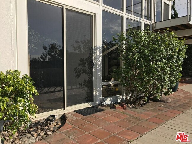 Building Photo - 241 Rees St