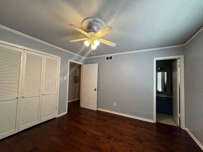 Building Photo - Cozy 2 bedroom 2 bath corner unit