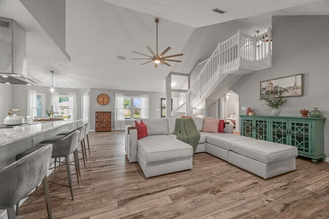 Building Photo - Stunning 4 bedroom with two bonus spaces, ...