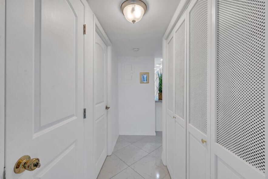 Building Photo - 4020 Galt Ocean Dr