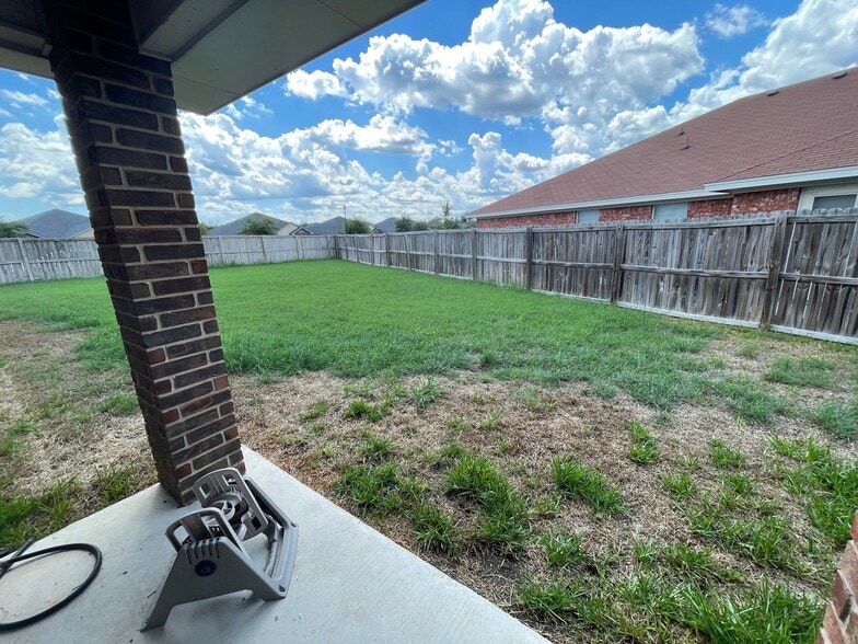 Building Photo - 1906 Charleston Ct