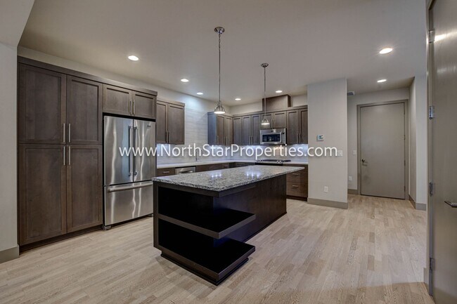 Building Photo - Town home located in west side Bend