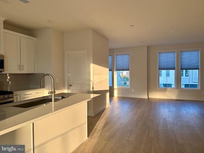 Building Photo - 120 Galaxy Pl