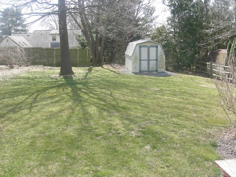 Building Photo - 604 Bernhard Ave