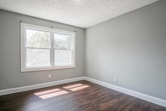 Building Photo - 3309 Poplar Dr