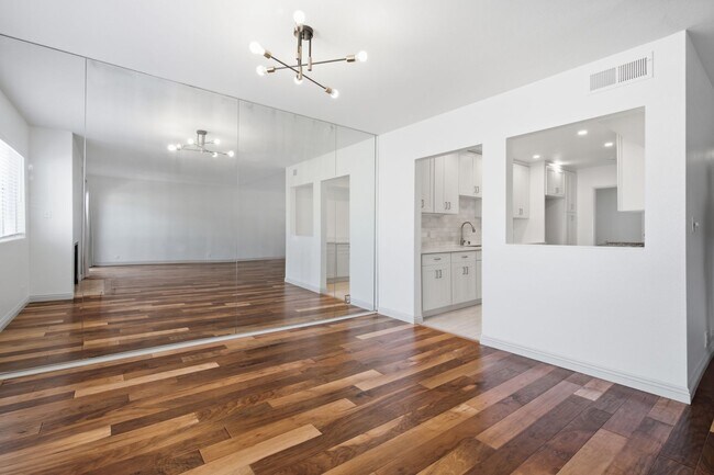 Building Photo - 853 S Le Doux Rd