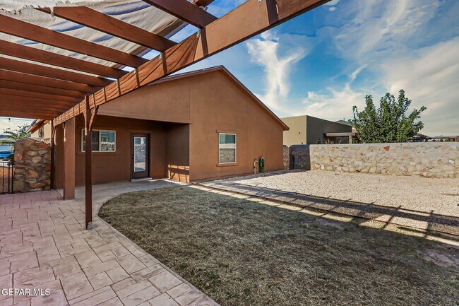 Building Photo - 14260 Russ Leach Ave