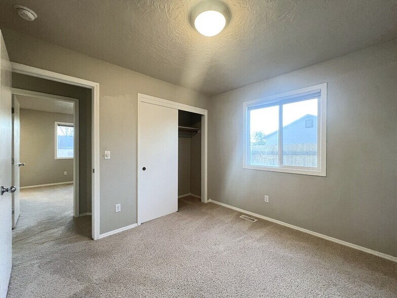 Building Photo - 4160 E Carnation Ct