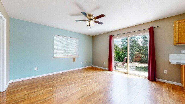 Building Photo - Spacious 3-Bed,2.5-Bath Home with Fenced Yard