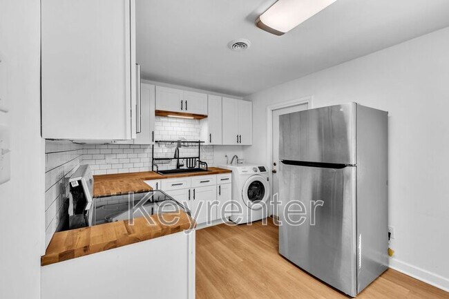 Building Photo - 316 Sky Dr