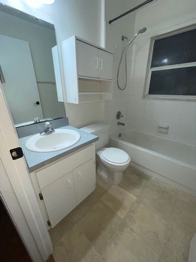 Building Photo - 3 Bed 2 Bath Home | Pet Friendly | Double ...