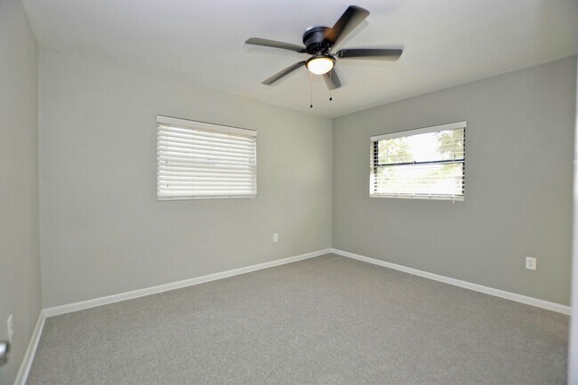Building Photo - 4 bed 2 bath home