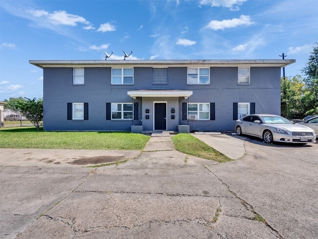 Building Photo - 7622 Pecan Villas Dr