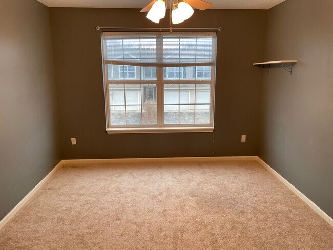 Building Photo - 3 bed / 3.5 bath Grand Ridge townhome avai...