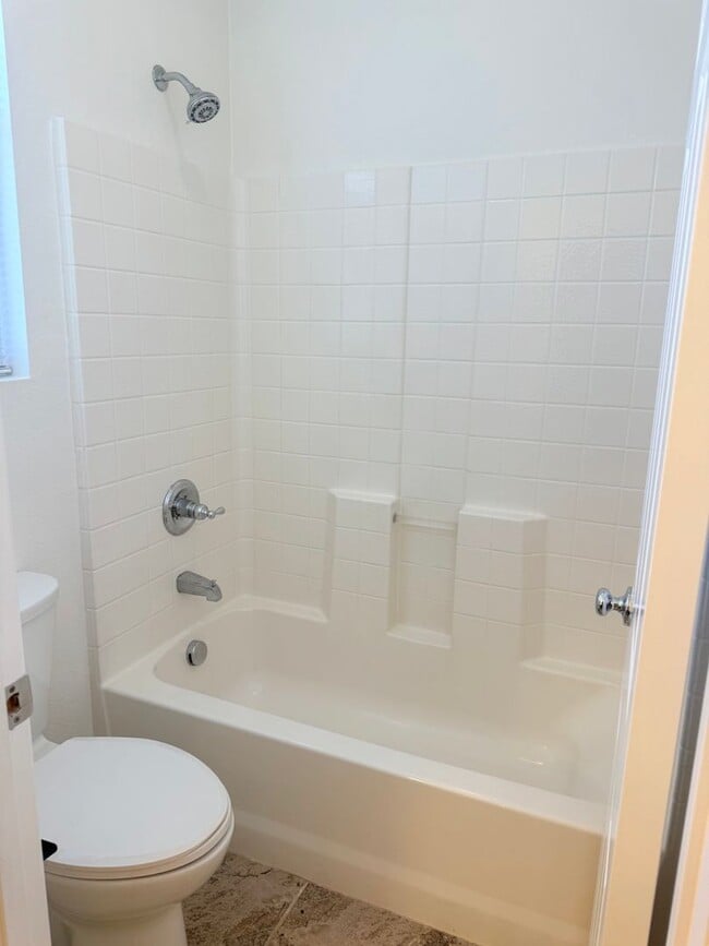 Building Photo - 3 bed 2 car garage condo for rent in Murrieta