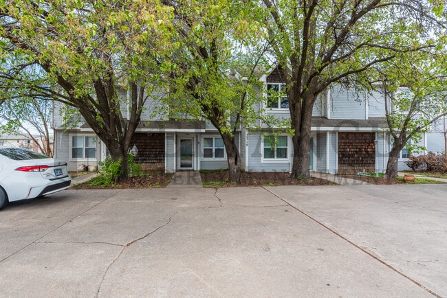 Primary Photo - 7210 W Douglas Ave