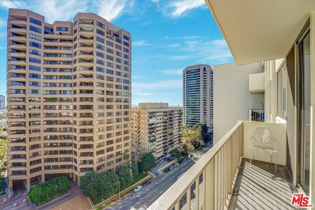 Building Photo - 10433 Wilshire Blvd