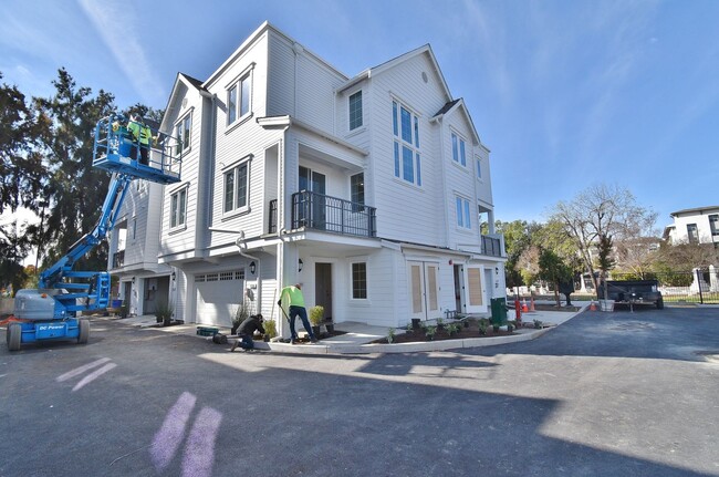 Building Photo - $4,190 / 4 BR - MODERN FREMONT TOWNHOME WITH JUNIOR SUITE, PRIVATE BALCONY & PRIME LOCATION!