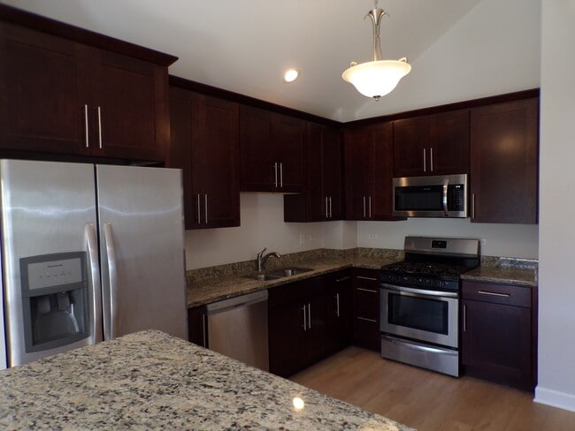Building Photo - 891 Essex Cir