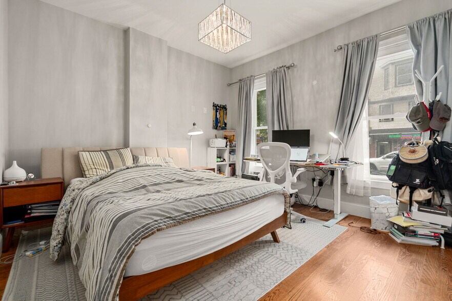 Building Photo - 338 Meridian St