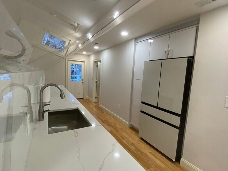 Building Photo - 585 Highland Ave