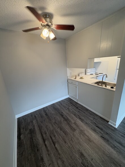 Building Photo - 1005 Hickory Hill Ln