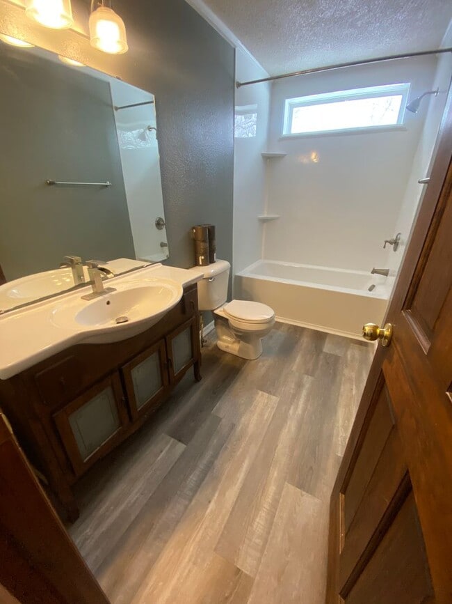 Building Photo - GREAT LOCATION - Spacious 4 bedroom/2 bath - PETS WELCOME