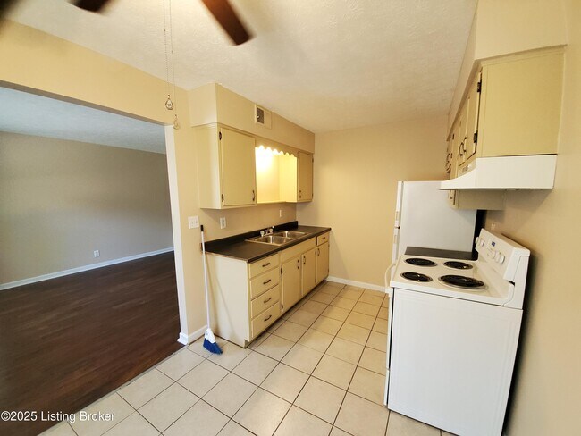 Building Photo - 3217 Springfield Dr