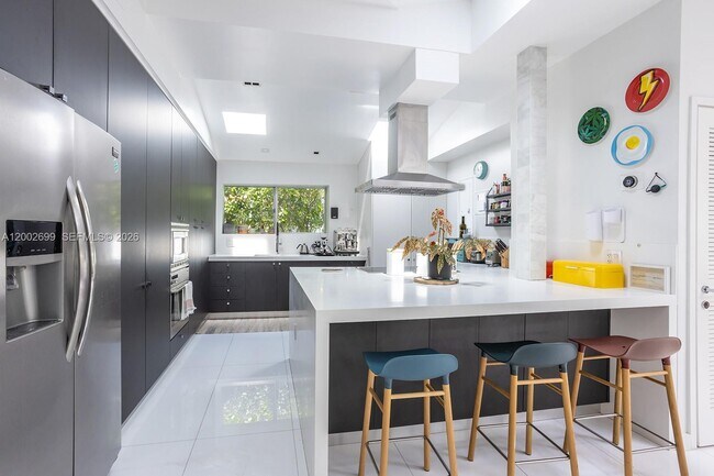 Building Photo - 570 NE 52nd Terrace