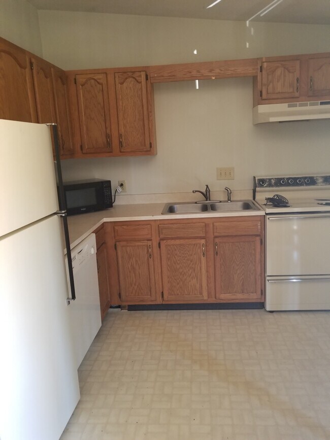 Kitchen with dishwasher and microwave - 1500 W University Ave