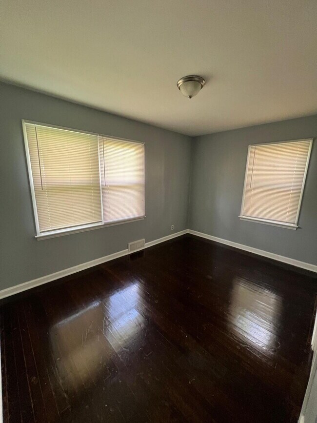 Building Photo - Gorgeous THREE bedroom home with one bath, AVAILABLE NOW!  Passed all inspections!  Gated back ya...