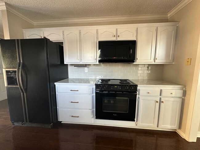 Building Photo - Gorgeous 3 Bed Brick Home