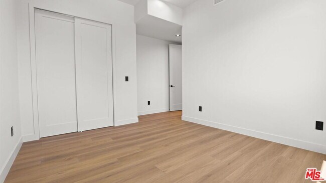 Building Photo - 10842 Peach Grove St