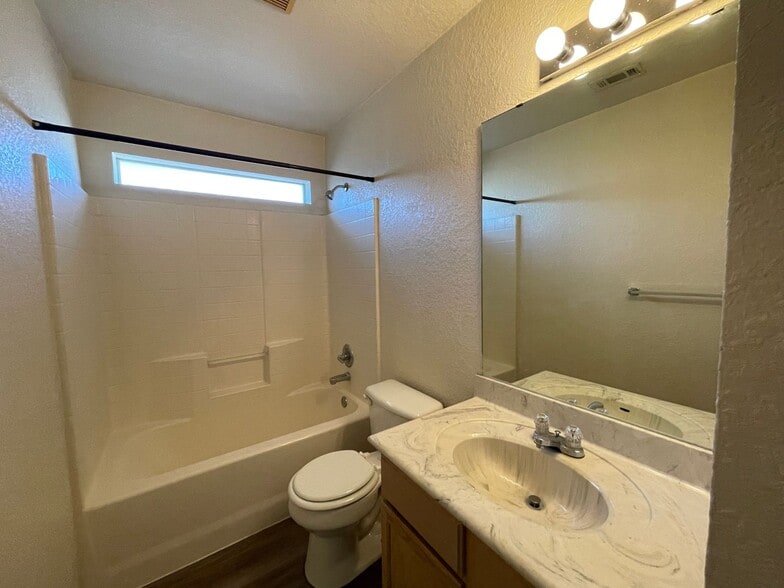 Building Photo - 1606 Dugger Cir