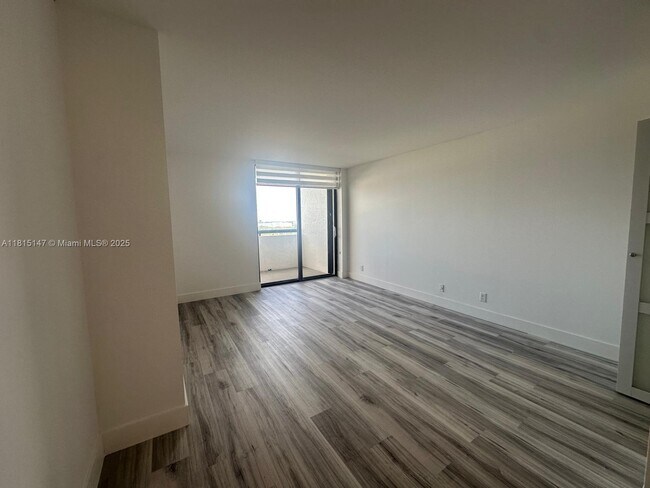 Building Photo - 2555 Collins Ave