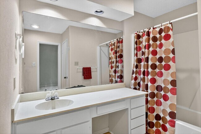 Building Photo - 9204 Westwood Village Dr