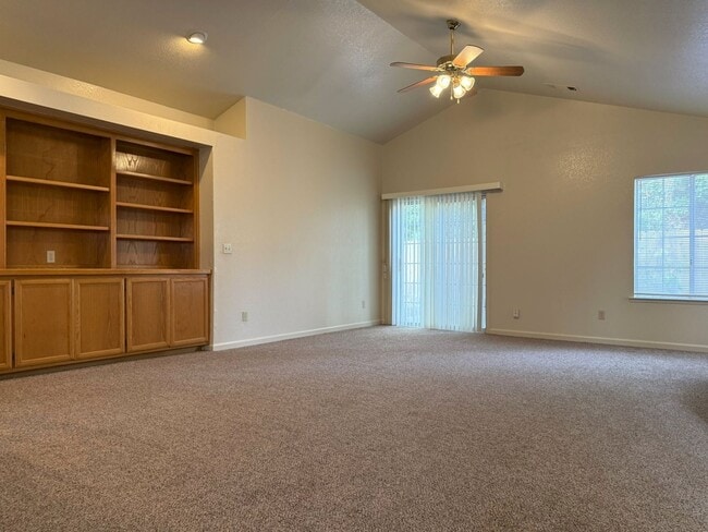 Building Photo - Adorbs 3/2 available NOW!!!